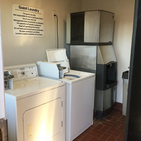 Imagen de los interiores del Hotel Super 8 by Wyndham Cleburne. Foto 18