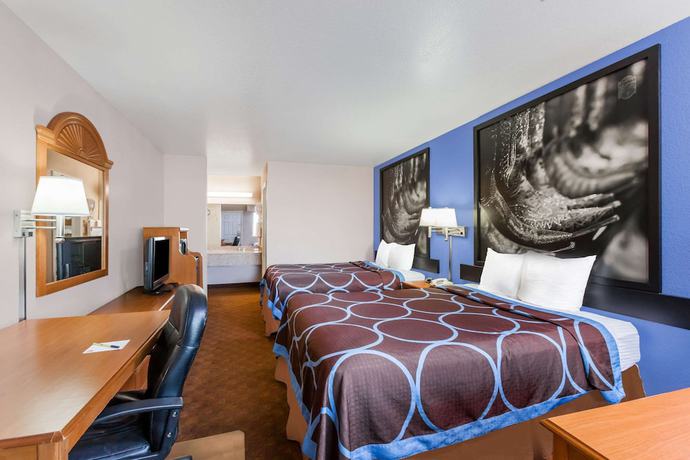 Imagen de la habitación del Hotel Super 8 by Wyndham Cleburne. Foto 10