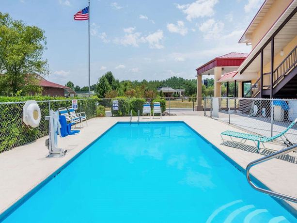 Imagen de la piscina del Hotel Super 8 by Wyndham Cleveland, Windwood. Foto 20