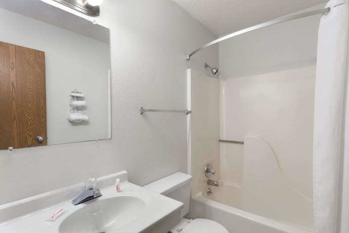 Imagen de la habitación del Hotel Super 8 by Wyndham Clinton, Clinton. Foto 7