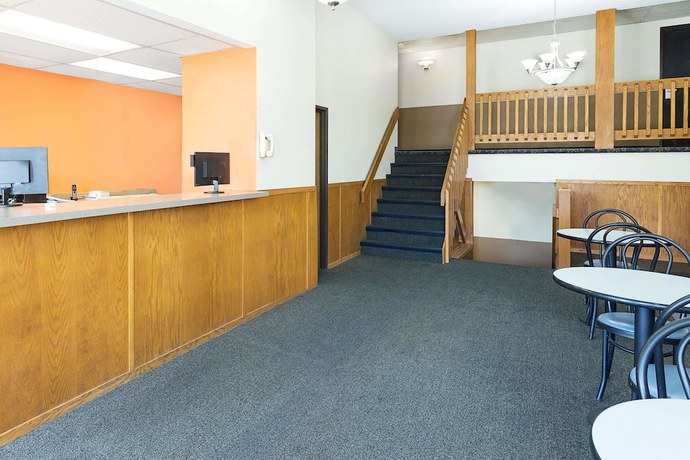 Imagen de los interiores del Hotel Super 8 by Wyndham Clinton, Clinton. Foto 12
