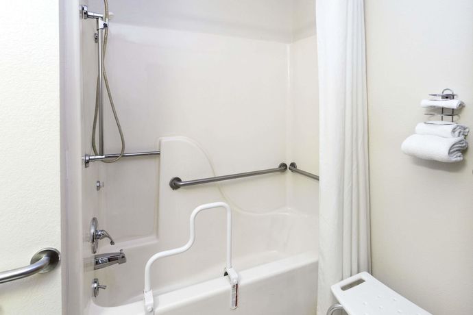 Imagen de la habitación del Hotel Super 8 by Wyndham Clinton, Clinton. Foto 11