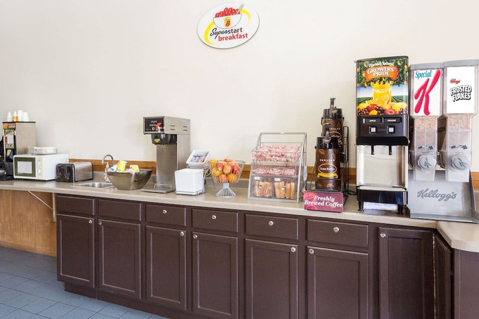 Imagen del bar/restaurante del Hotel Super 8 by Wyndham Clinton, Clinton. Foto 2