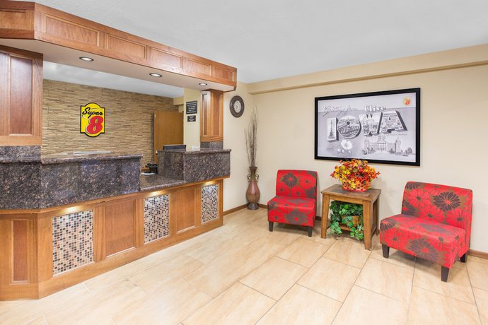 Imagen de los interiores del Hotel Super 8 by Wyndham Clive IA. Foto 14