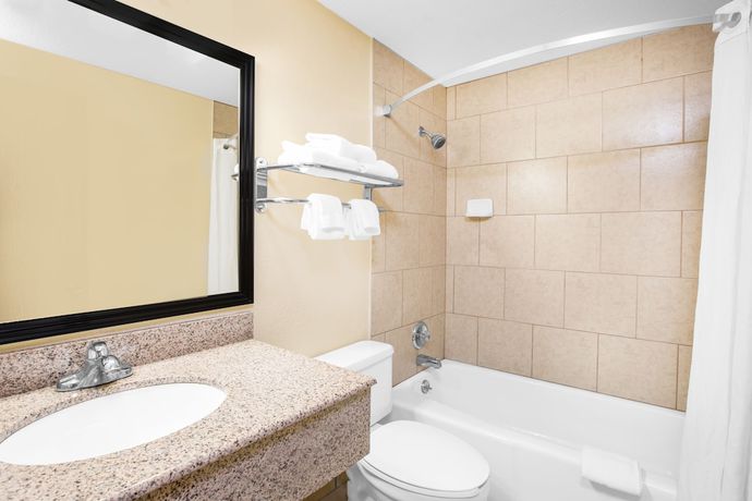 Imagen de la habitación del Hotel Super 8 by Wyndham Clive IA. Foto 10