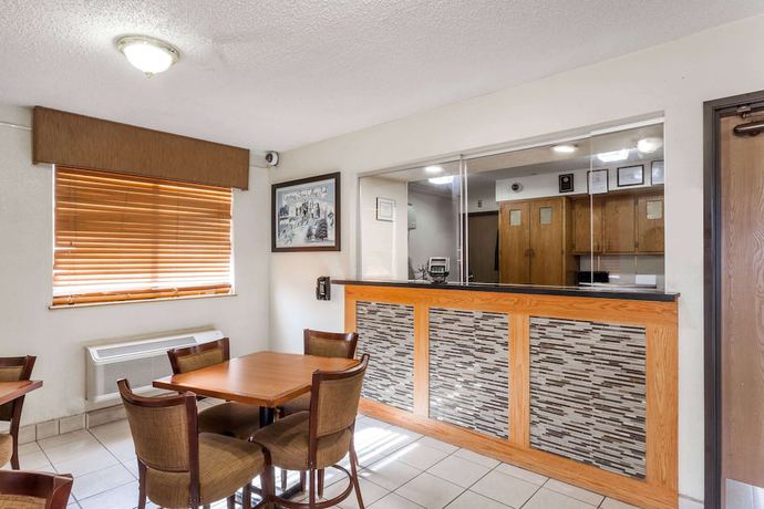 Imagen de los interiores del Hotel Super 8 by Wyndham College Park Wash DC Area. Foto 16