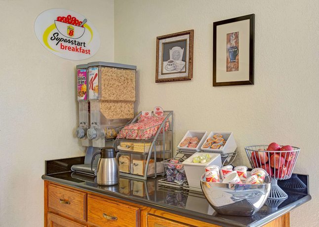Imagen del bar/restaurante del Hotel Super 8 by Wyndham College Park Wash DC Area. Foto 6