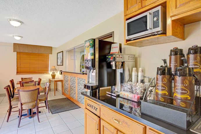 Imagen del bar/restaurante del Hotel Super 8 by Wyndham College Park Wash DC Area. Foto 7