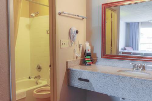Imagen de la habitación del Hotel Super 8 by Wyndham College Park/Atlanta Airport West. Foto 2
