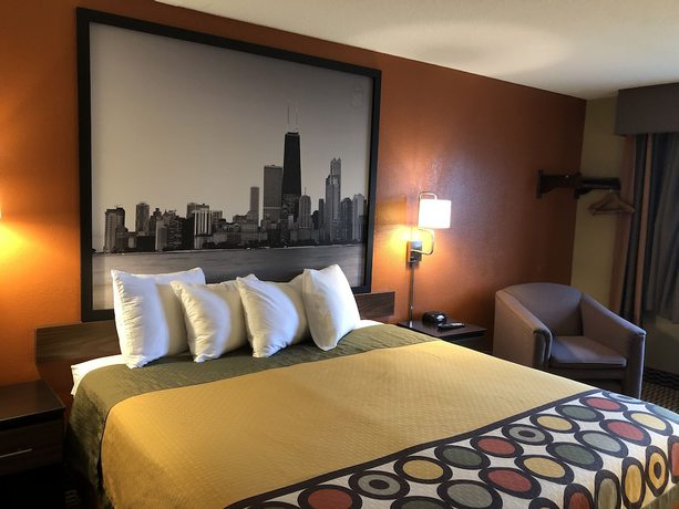 Imagen de la habitación del Hotel Super 8 by Wyndham Crystal Lake. Foto 3