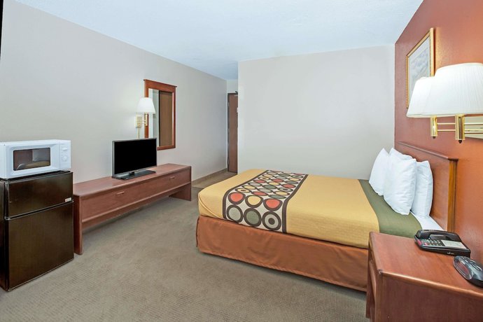 Imagen de la habitación del Hotel Super 8 by Wyndham Crystal Lake. Foto 4