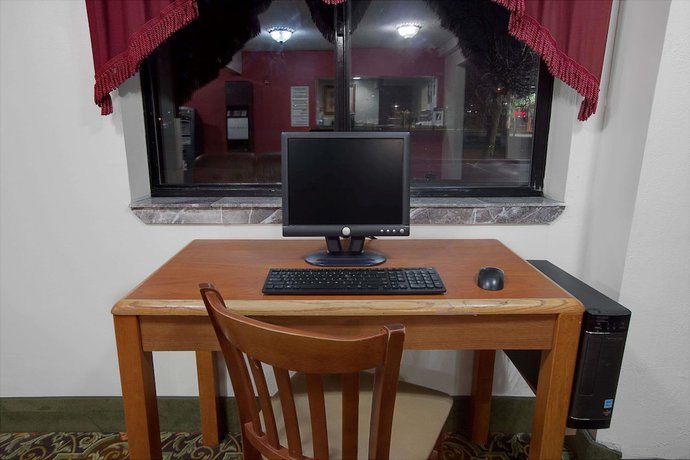 Imagen de los interiores del Hotel Super 8 by Wyndham Crystal Lake. Foto 16