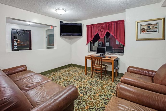 Imagen de los interiores del Hotel Super 8 by Wyndham Crystal Lake. Foto 17