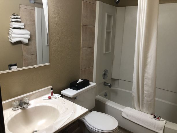 Imagen de la habitación del Hotel Super 8 by Wyndham Crystal Lake. Foto 5