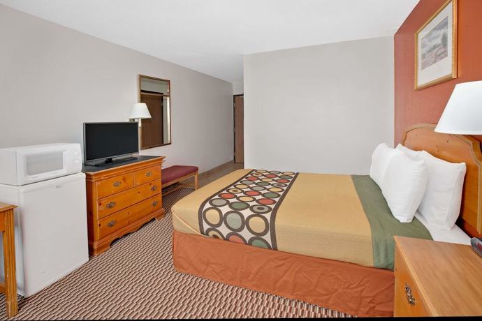 Imagen de la habitación del Hotel Super 8 by Wyndham Crystal Lake. Foto 6