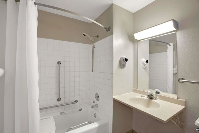 Imagen de la habitación del Hotel Super 8 by Wyndham Crystal Lake. Foto 7