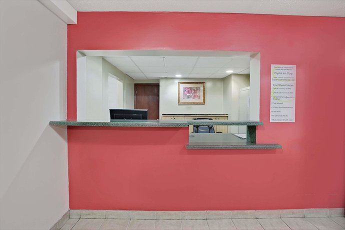 Imagen de los interiores del Hotel Super 8 by Wyndham Crystal Lake. Foto 18