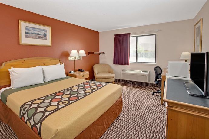 Imagen de la habitación del Hotel Super 8 by Wyndham Crystal Lake. Foto 8