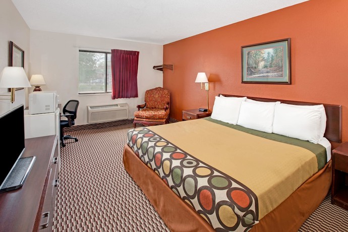 Imagen de la habitación del Hotel Super 8 by Wyndham Crystal Lake. Foto 9