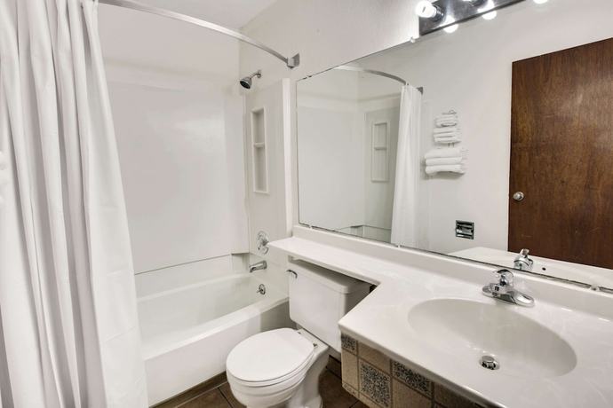 Imagen de la habitación del Hotel Super 8 by Wyndham Crystal Lake. Foto 11