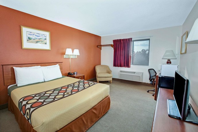 Imagen de la habitación del Hotel Super 8 by Wyndham Crystal Lake. Foto 12