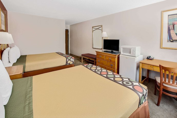 Imagen de la habitación del Hotel Super 8 by Wyndham Crystal Lake. Foto 13