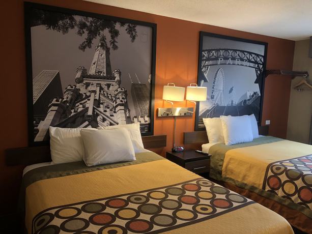Imagen de la habitación del Hotel Super 8 by Wyndham Crystal Lake. Foto 15
