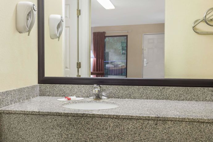 Imagen de la habitación del Hotel Super 8 by Wyndham Decatur/Lithonia/Atl Area. Foto 13
