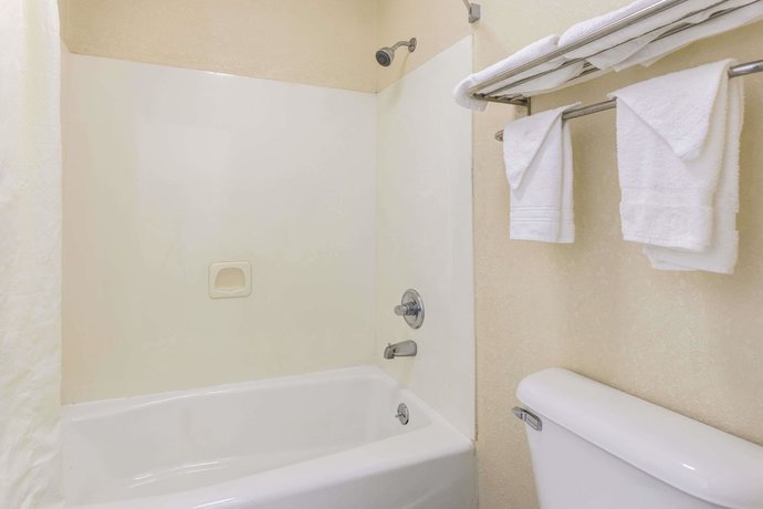 Imagen de la habitación del Hotel Super 8 by Wyndham Decatur/Lithonia/Atl Area. Foto 17