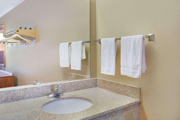 Imagen de la habitación del Hotel Super 8 by Wyndham Defiance. Foto 5