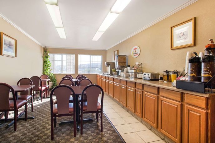 Imagen del bar/restaurante del Hotel Super 8 by Wyndham Defiance. Foto 3