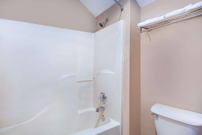 Imagen de la habitación del Hotel Super 8 by Wyndham Defiance. Foto 7