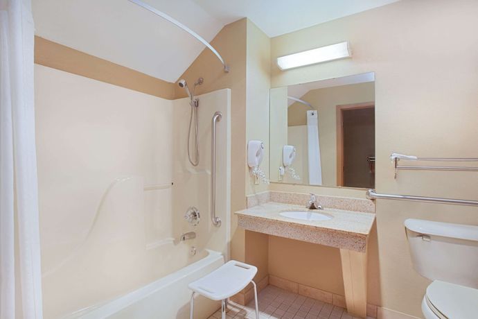 Imagen de la habitación del Hotel Super 8 by Wyndham Defiance. Foto 10