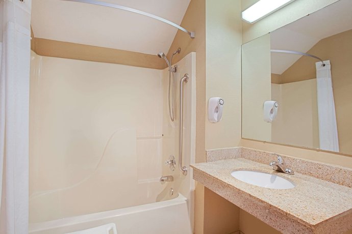 Imagen de la habitación del Hotel Super 8 by Wyndham Defiance. Foto 13