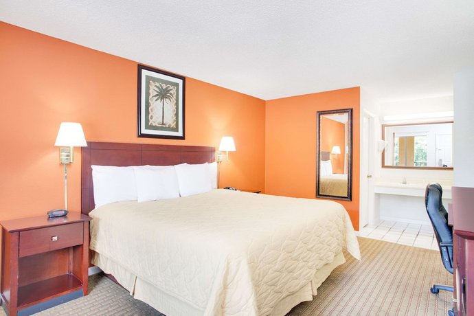 Imagen de la habitación del Hotel Super 8 by Wyndham Defuniak Springs. Foto 5