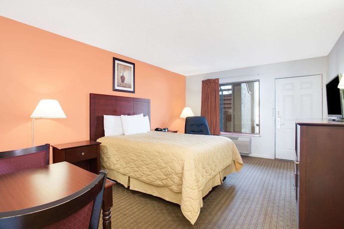 Imagen de la habitación del Hotel Super 8 by Wyndham Defuniak Springs. Foto 6