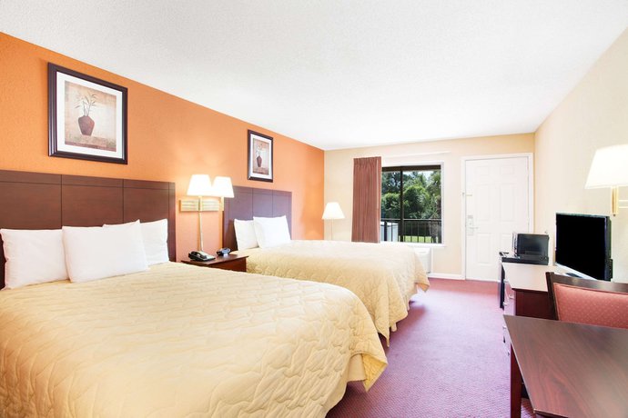 Imagen de la habitación del Hotel Super 8 by Wyndham Defuniak Springs. Foto 7