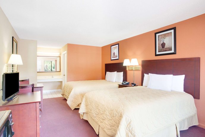 Imagen de la habitación del Hotel Super 8 by Wyndham Defuniak Springs. Foto 8