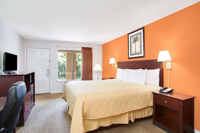 Imagen de la habitación del Hotel Super 8 by Wyndham Defuniak Springs. Foto 9