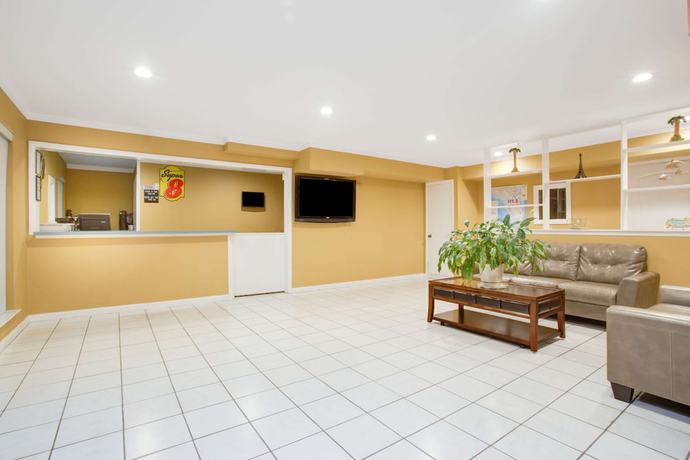 Imagen de los interiores del Hotel Super 8 by Wyndham Defuniak Springs. Foto 16