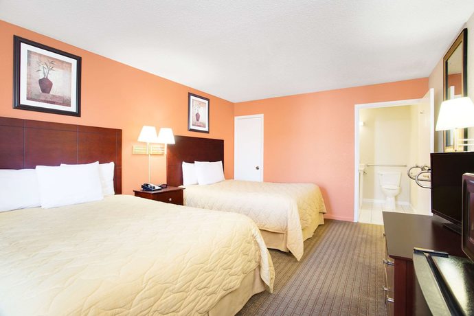 Imagen de la habitación del Hotel Super 8 by Wyndham Defuniak Springs. Foto 10