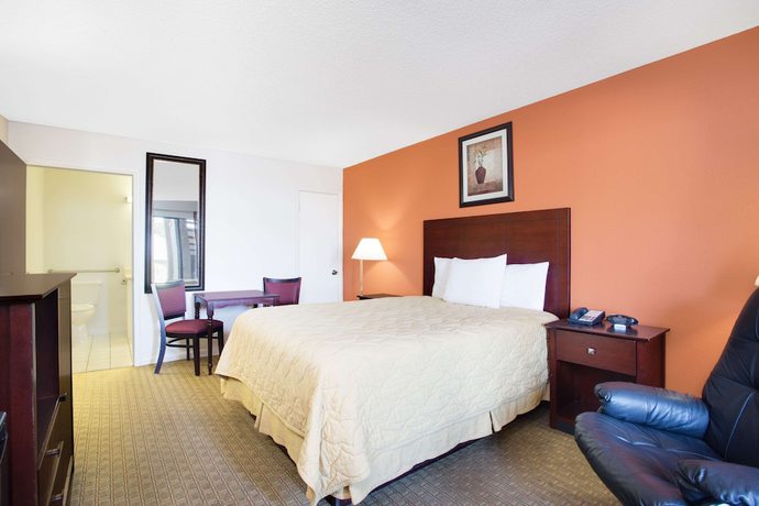 Imagen de la habitación del Hotel Super 8 by Wyndham Defuniak Springs. Foto 11