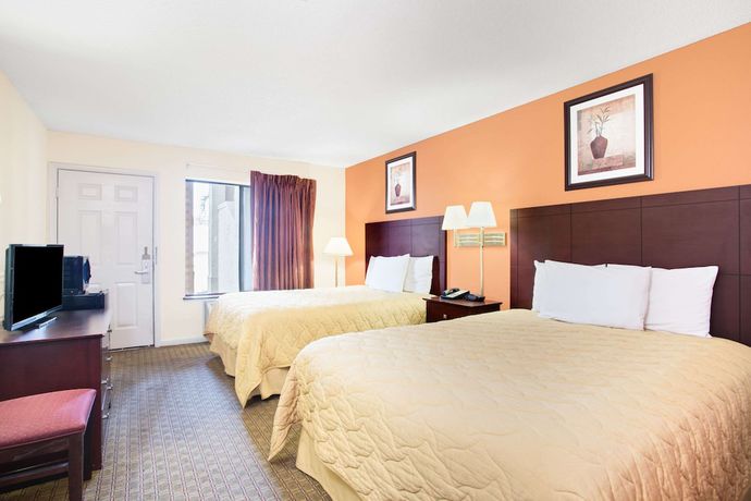 Imagen de la habitación del Hotel Super 8 by Wyndham Defuniak Springs. Foto 12