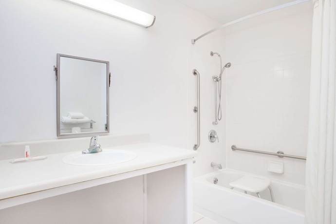 Imagen de la habitación del Hotel Super 8 by Wyndham Defuniak Springs. Foto 14