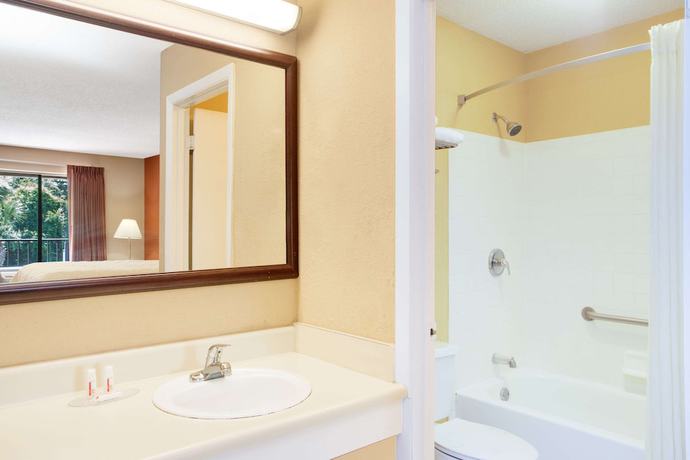 Imagen de la habitación del Hotel Super 8 by Wyndham Defuniak Springs. Foto 15