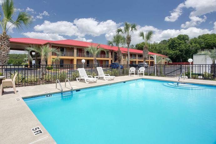 Imagen de la piscina del Hotel Super 8 by Wyndham Defuniak Springs. Foto 17