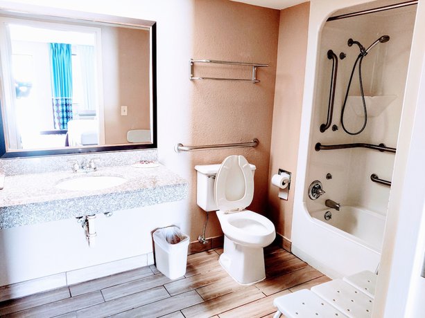 Imagen de la habitación del Hotel Super 8 by Wyndham Dothan. Foto 9