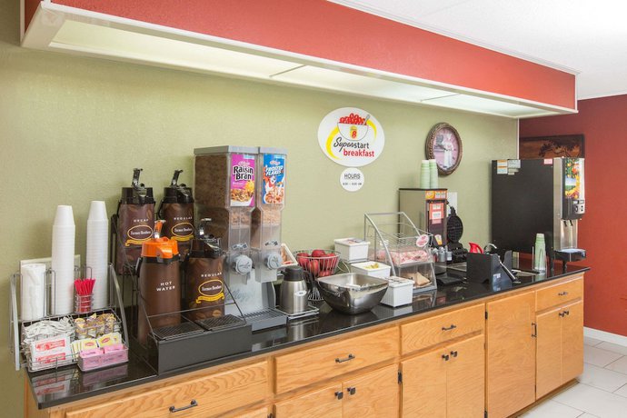 Imagen de los interiores del Hotel Super 8 by Wyndham Dothan. Foto 18