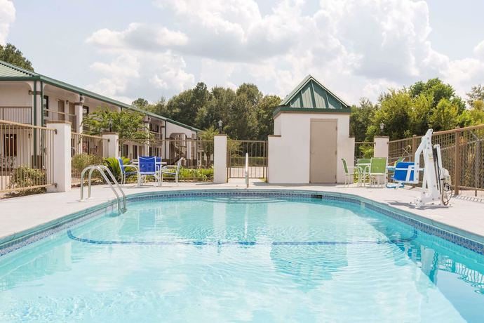 Imagen de la piscina del Hotel Super 8 by Wyndham Dothan. Foto 20