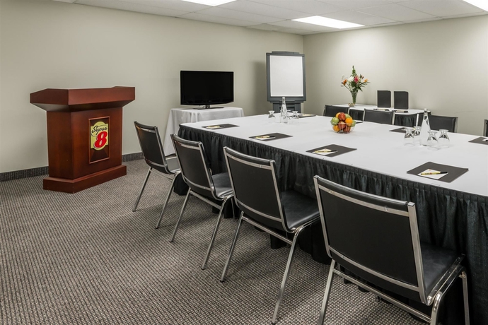 Imagen de la habitación del Hotel Super 8 by Wyndham Downtown Toronto. Foto 5